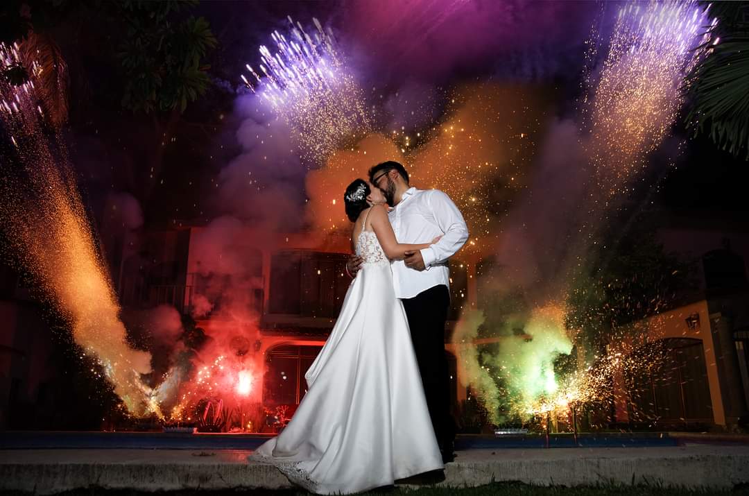 Pareja de novios celebrando en Jardín Las Fuentes con pirotecnia